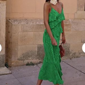 Green floral midi dress - never worn, didn’t fit